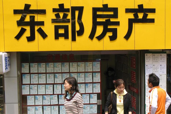 比较出名的配资平台 从月入10万到送外卖：一位房产中介亲历的房地产生死局与破局之路